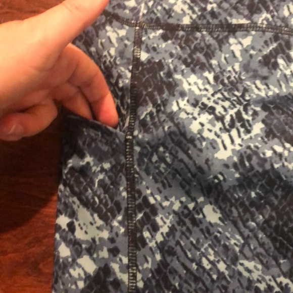 NWOT Snake Skin Print Cropped Yoga Pants - Picture 4 of 7